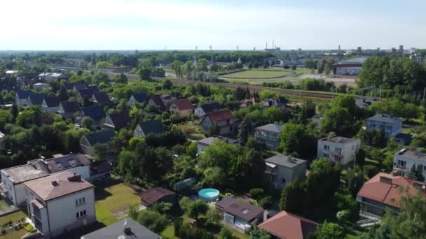 Flyover Polských Domů Vlakových Tratí Rychlostních Silnic Sportovního Stadionu Chemické — Stock video