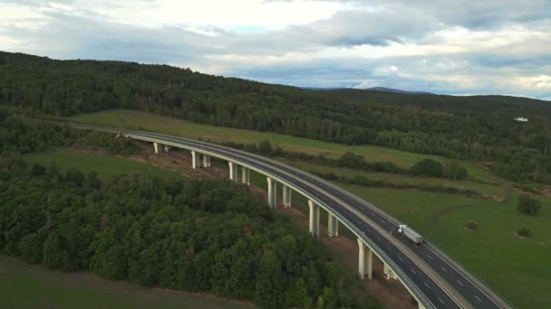 高速道路橋を通過するトラックのドローンショット ドイツ国境へのチョムトフ近くの高速道路橋 — ストック動画