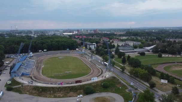 Flyover Casas Polonesas Trilhas Trem Moto Speedway Arena Esportiva Fábrica — Vídeo de Stock