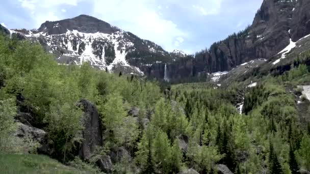 美国科罗拉多州落基山脉森林地区 有雪峰和岩石悬崖边 手持射击 — 图库视频影像