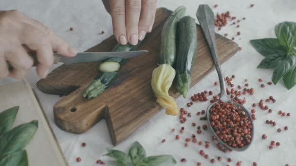 Corta Calabacín Una Tabla Madera También Hay Hojas Albahaca Pimiento — Vídeo de stock