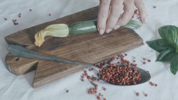 Stilleven Ingrediënten Voor Een Gastronomisch Recept Een Hand Reikt Naar — Stockvideo