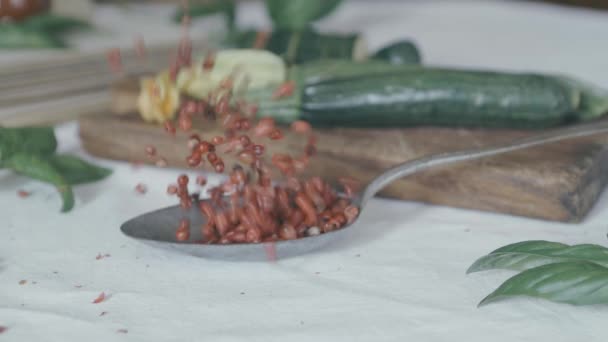 Una Cuchara Plata Llena Pimiento Rojo Rebota Contra Mesa Granos — Vídeos de Stock