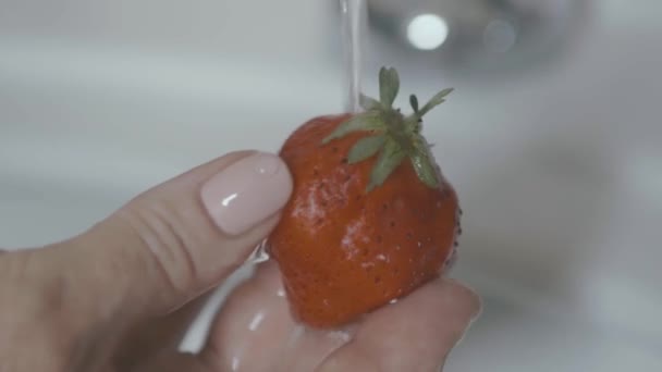 Water Flows Slow Motion Very Tasty Red Strawberry Clean White — Stock Video