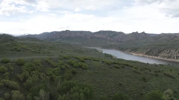 Μπλε Ποταμός Στα Βραχώδη Όρη Ένας Παραπόταμος Για Κολοράντο Εναέρια — Αρχείο Βίντεο