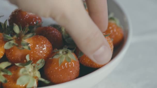 Dettaglio Una Ciotola Bianca Deliziose Fragole Rosse Una Mano Arriva — Video Stock