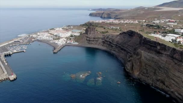 全景航拍在阿加提港上空 欣赏码头上的船只和房屋 大加那利群岛 — 图库视频影像