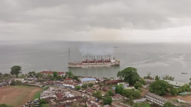 シエラレオネのフリータウン外の発電船の広い空中回転映像 — ストック動画