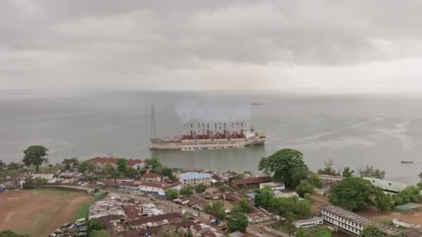 Amplias Imágenes Aéreas Giratorias Buque Generador Energía Fuera Freetown Sierra — Vídeo de stock