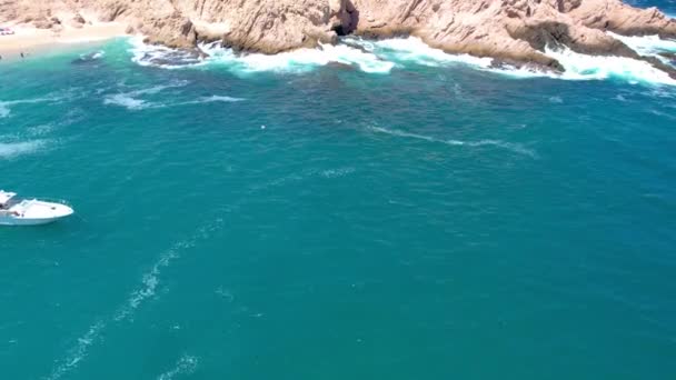 ルーカス メキシコの海の崖に墜落した波の空中ドローンショット ルーカス カリフォルニアのボート 波は濃い青です 4Kビデオ — ストック動画
