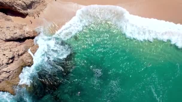 澄んだターコイズブルーの水 サンルーカス メキシコの海の崖に墜落した波の空中ドローンのヘッドショット 波が岩だらけの海岸線に衝突 4Kビデオ — ストック動画
