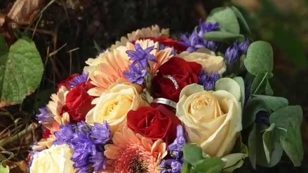 Όμορφο Πολύχρωμο Μπουκέτο Λουλουδιών Για Ένα Γάμο — Αρχείο Βίντεο