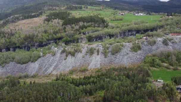 挪威沃斯郡诺德海姆和莱姆的碎石板堆石堆填埋场的远景图 — 图库视频影像