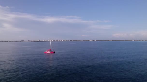 フランス近くの地中海に浮かぶ美しい赤いカタマラン帆船 — ストック動画
