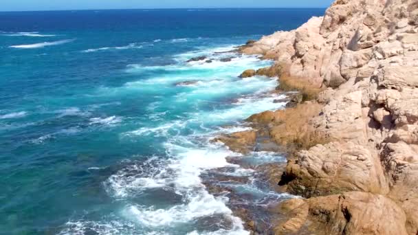 Luchtfoto Van Golven Die Neerstorten Zeekliffen Cabo San Lucas Mexico — Stockvideo