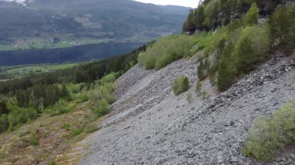 挪威佛斯诺德海姆古石板矿的大规模填埋 空中飞行靠近背景为Lonavatnet湖的灰色岩石填埋地 — 图库视频影像