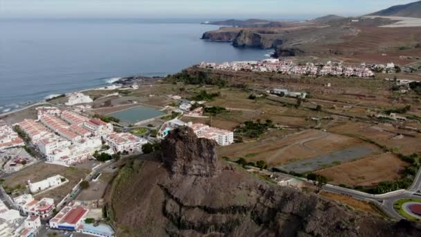 Agaete Vadisi Nin Limanında Okyanusun Kıymetini Bilen Bir Hava Görüntüsü — Stok video