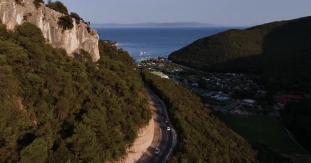 Vista Aérea Sobre Camino Montaña Revelando Ciudad Rabac Istria Croacia — Vídeo de stock