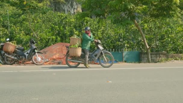 Sledování Shot Gentlemen Transporting Crates Fresh Produce Motorbike Chi Lang — Stock video