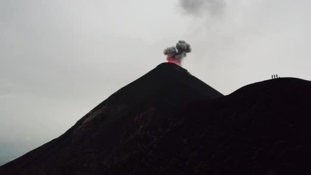火火山喷发的空中射击 山脊上有许多人 — 图库视频影像