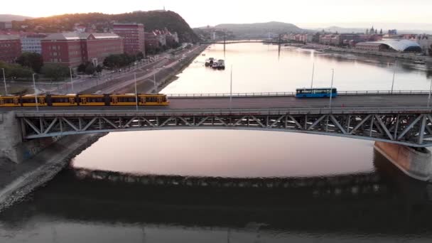 Drone Μετά Από Κίτρινο Τραμ Στη Βουδαπέστη Petfi Bridge Στο — Αρχείο Βίντεο