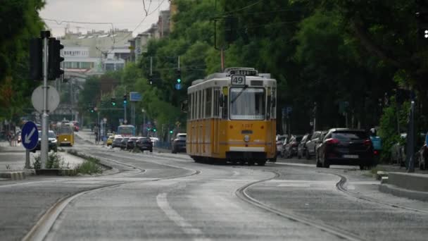 Ruhige Teleaufnahmen Der Alten Gelben Straßenbahn Die Budapest Beschleunigt — Stockvideo