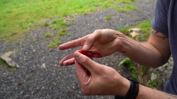 Człowiek Naturze Wyciąć Jego Mały Palec Ściska Swoją Ranę Przed — Wideo stockowe