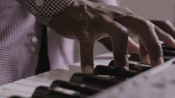 Musicien Afro Américain Jouant Vieux Piano Clavier Sur Scène — Video