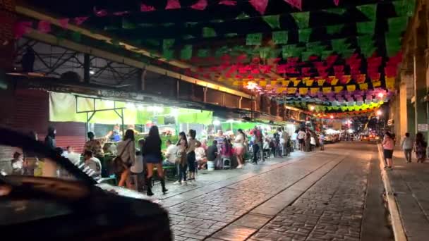 Τοπικά Εστιατόρια Και Urban Street Food Stalls Νύχτα Στην Περιοχή — Αρχείο Βίντεο