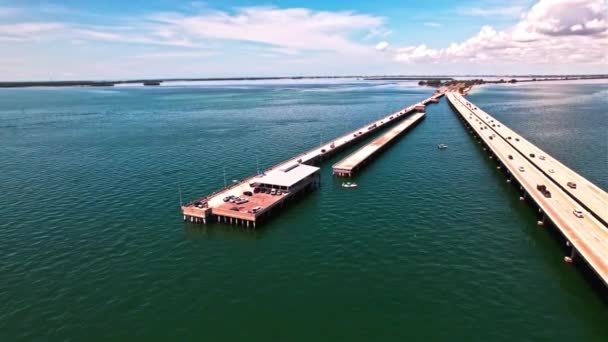 Auta Zaparkovaná Sunshine Skyway Rybářské Molo Vedle Mostu Boba Grahama — Stock video