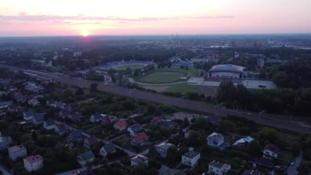 Sundown Flyover Των Πολωνικών Σπιτιών Σιδηροδρομικές Γραμμές Αυτοκινητόδρομος Αθλητικό Στάδιο — Αρχείο Βίντεο