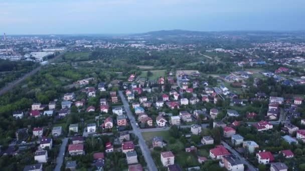 Sunset Flyover Των Πολωνικών Σπιτιών Σιδηροδρομικές Γραμμές Αυτοκινητόδρομος Αθλητικό Στάδιο — Αρχείο Βίντεο