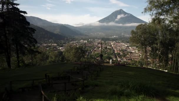 Cerro Cruz对安提瓜危地马拉和阿瓜火山的空中观察 — 图库视频影像