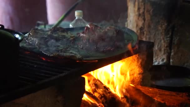 Carne Vaca Cozinhando Comal Tradicional Sobre Fogo — Vídeo de Stock