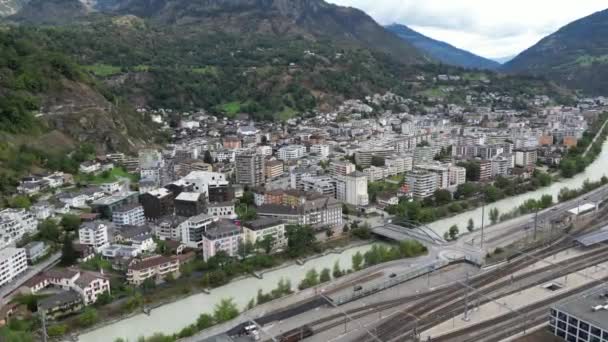 Luftaufnahme Der Stadt Naters Kanton Wallis Der Schweiz Viel Verkehr — Stockvideo