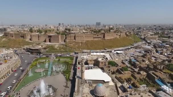 Zdjęcie Lotnicze Miasta Erbil Pokazujące Starożytną Cytadelę Erbil Ogród Naprzeciwko — Wideo stockowe