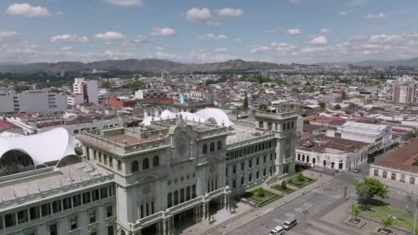 向危地马拉危地马拉城国家文化宫的缓慢的空中移动 — 图库视频影像