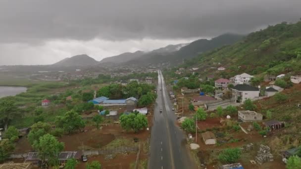 Luftaufnahmen Die Direkt Nach Dem Regen Über Eine Straße Der — Stockvideo