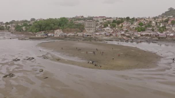 Roterende Luchtbeelden Van Een Groep Mannen Die Voetballen Een Zandbank — Stockvideo