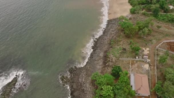 Luftaufnahmen Von Meereswellen Die Auf Felsen Und Strand Der Küste — Stockvideo