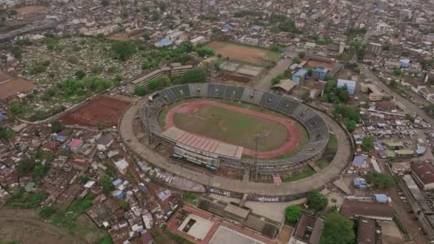 Rotierende Luftaufnahmen Eines Alten Sportstadions Freetown Sierra Leone — Stockvideo