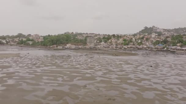 Gente Freetown Sierra Leona Jugando Fútbol Parche Tierra Marea Baja — Vídeos de Stock