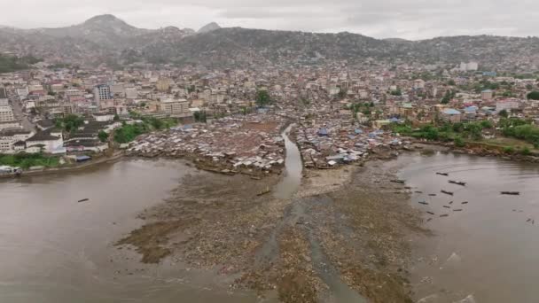 Letecký Záznam Potoka Vytékajícího Zátoky Freetownu Sierra Leone Odpadky Tekoucími — Stock video