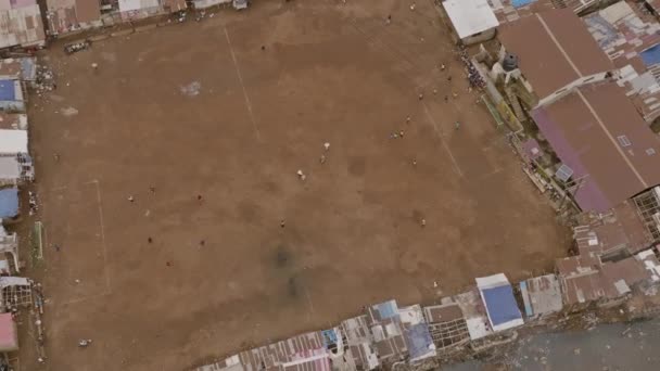 Pomalé Letecké Záběry Které Přibližují Lidem Procházejícím Prázdném Fotbalovém Hřišti — Stock video