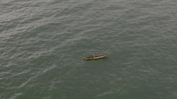 Imágenes Aéreas Cercanas Pequeño Barco Pesquero Balanceando Las Olas Del — Vídeo de stock