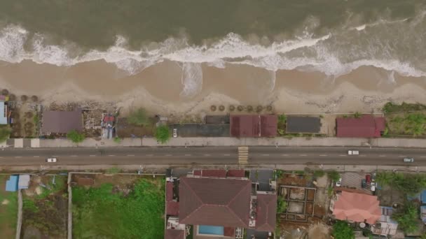 Bovenste Luchtfoto Van Een Weg Strand Oceaangolven Net Buiten Freetown — Stockvideo