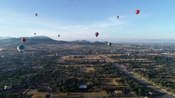 Vista Aérea Globos Aire Caliente Volando Sobre Pirámide Teotihuacán Soleado — Vídeos de Stock