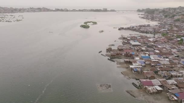 Filmagem Aérea Bairros Casas Correndo Para Água Baía Freetown Serra — Vídeo de Stock