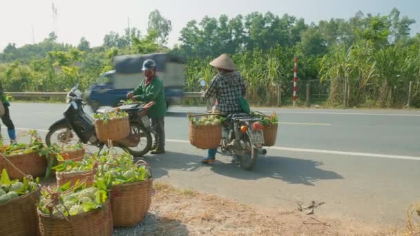 Tracking Shot Gentlemen Transporting Crates Fresh Produce Motorbike While Others — Vídeo de Stock