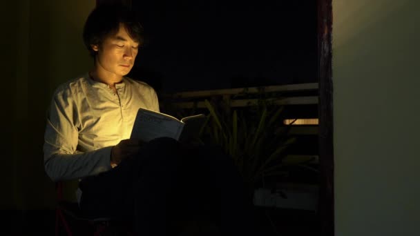 Noite Tiro Homem Profundamente Investido Leitura Seu Livro Enquanto Sendo — Vídeo de Stock